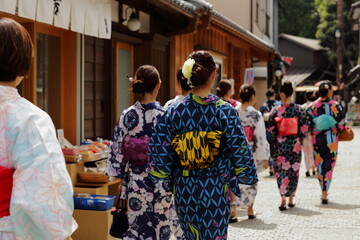 日本の下町の街並み、美しい浴衣の女性たち