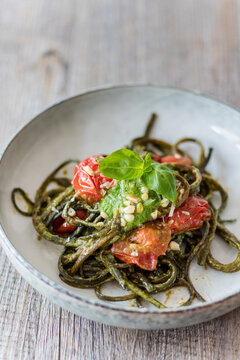 Seeweed-Pasta with Pesto und Tomatoes
