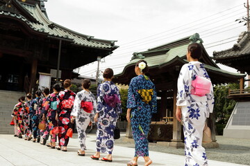 日本の神社、美しい浴衣の女性たち