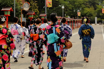 日本の美しい浴衣の女性たち