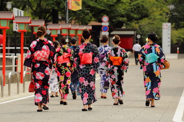 日本の美しい浴衣の女性たち