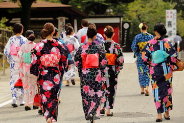 Fototapeta na wymiar 日本の美しい浴衣の女性たち