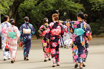 日本の美しい浴衣の女性たち
