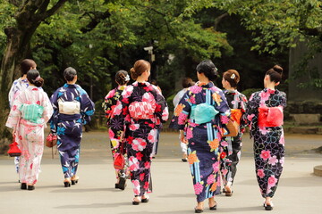 日本の美しい浴衣の女性たち