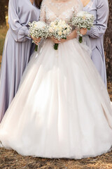 Obraz na płótnie Canvas Bride, bridesmaids and wedding bouquet