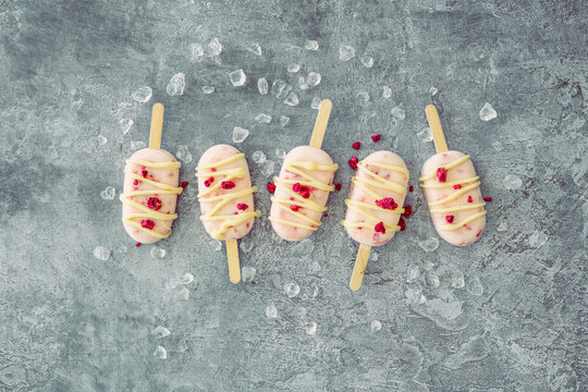 Popsicles mit Himbeer-Buttermilch-Eis