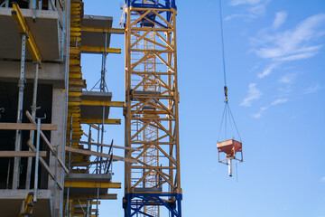 Fototapeta na wymiar construction of a new block and concrete lift