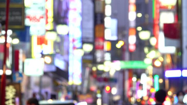 東京　新宿歌舞伎町　2020年6月　東京アラート発動でも賑やかな街並み　アウトフォーカス