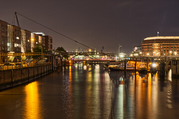 Fototapeta na wymiar Nachtaufnahme des Hamburger Binnenhafen
