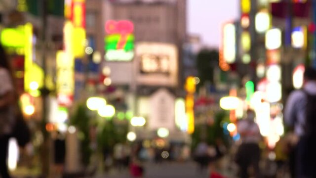 東京　新宿歌舞伎町　2020年6月　東京アラート発動でも賑やかな街並み　アウトフォーカス