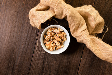 美味しそうなクルミとジュートと雰囲気のある背景