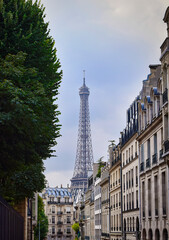 Fototapeta na wymiar Torre Eiffel desde una calle de Paris