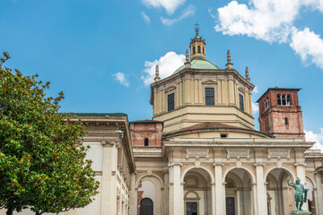 Fototapeta premium MILAN, ITALY - May 29, 2018: Traditional Cathedral building in Milan, italy.