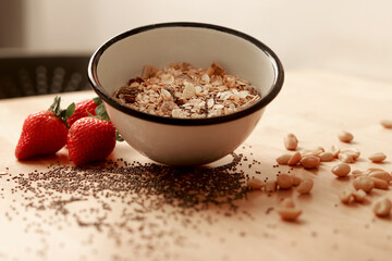 foto horizontal de bowl d epeltre con avena y musli y fresas