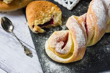 Twisted yeast cake covered in powdered sugar.