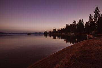 Obraz premium sunrise over the lake