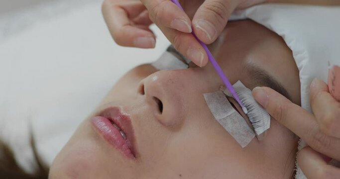 Woman perm her eyelash at beauty salon