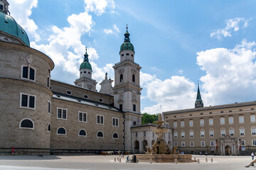 Fototapeta na wymiar Residenzplatz im Zentrum von Salzburg mit der ehemaligen Residenz der salzburger Fürsterzbischöfe auf der rechten Seite und dem Dom von Salzburg auf der linken Seite