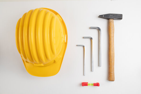 Tecnico specializzato con caschetto e martello