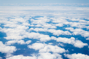 Nubes y cielo azul. Foto desde un avión. Vistas desde la ventanilla.