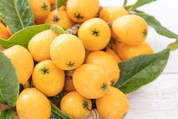 ザルに入ったたくさんのビワ