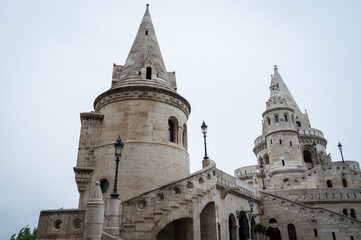 Fototapeta premium Bastión de los pescadores de Budapest, Hungría. Cielo nublado y castillo.