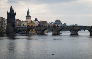Puente de Carlos en Praga, República checa. Atardecer y cielo nublado.