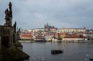 Fototapeta na wymiar Vistas de la ciudad de Praga desde el Puente de Carlos. República Checa. Paisaje urbano.
