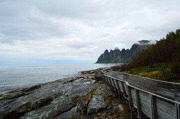 Obraz premium cool shaped wooden bridge leading down to the view point to see the Okshornan mountain