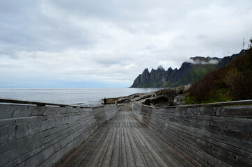 cool shaped wooden bridge leading down to the view point to see the Okshornan mountain