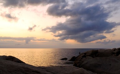 Panorama al tramonto presso capo S. Andrea, isola Elba, Toscana, con nuvole