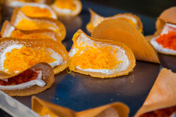 The floating market that is a great tourist attraction in Thailand