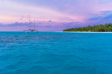 Obraz premium Yacht near the pier of a fabulous island in the Maldives.
