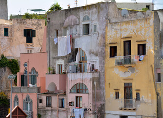 Fototapeta na wymiar Typische Fassaden auf der Insel Procida Italien