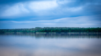 Stiller See bei bewölktem Himmel
