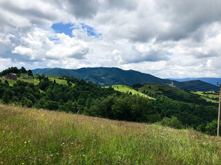 Obraz premium Ukrainian mountains Karpaty with cloudy sky and green trees