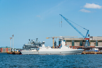 Naklejka premium Kiel, Kriegsschiffe kurz vor der Fertigstellung ann der Pier bei der Marineschiffswerft German Naval Yards
