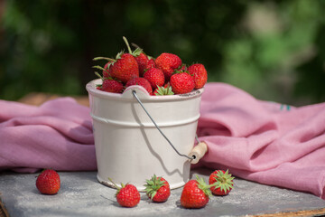 Red strawberies in bowl