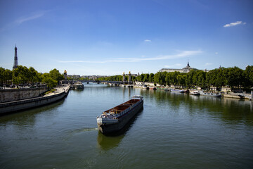 Fototapeta na wymiar Bateau sur la seine, vue tour Eiffel avec ciel bleu