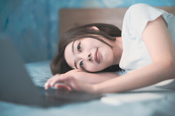 Obraz premium パソコンの画面を見る女性