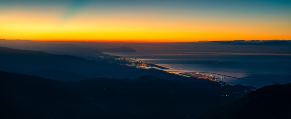 Fototapeta premium Genova all'alba dal monte Beigua