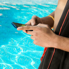 Imagen de un monitor o socorriste de niños en la piscina del hotel durante el verano