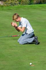 enttäuschter Nachwuchsgolfer nach einem mißlungenen Putt