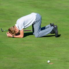 enttäuschter Nachwuchsgolfer nach einem mißlungenen Putt