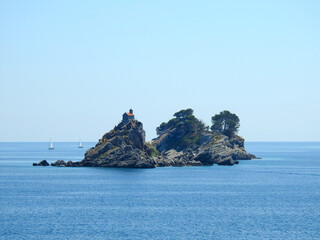 Samotna wysepka z budynkiem z czerwonym dachem © Piotrek