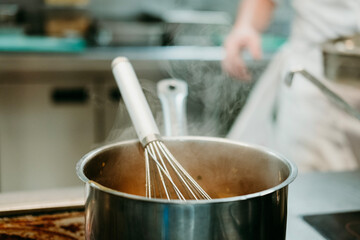 casserole fumante dans une cuisine de restaurant