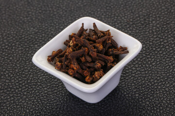 Dry clove seeds