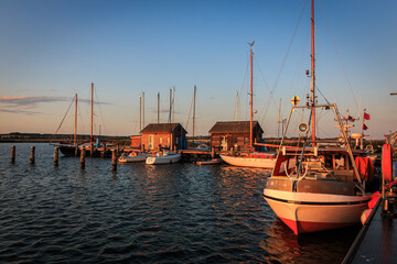 Fototapeta na wymiar Abendstimmung am Yacht- und Fischereihafen in Gager auf der Insel Rügen