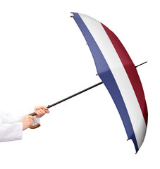Person mit einem Regenschirm in den Händen und der Flagge von den Niederlande, ein Mitgliedsstaat der Europäischen Union, isoliert.