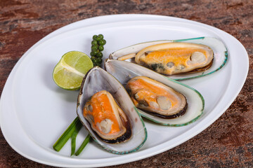 Half mussels with lime and pepper
